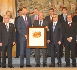 Su Alteza Real el Príncipe de Asturias muestra el cuadro del pintor tarraconense, Josep Lluis Méndez Pomés (Menpo) con el que ha sido obsequiado por l